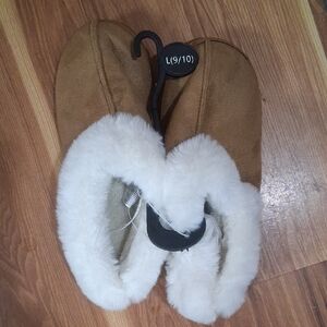 Cozy Tan Slippers with White Fur Lining